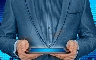 Een persoon met een tablet in zijn handen