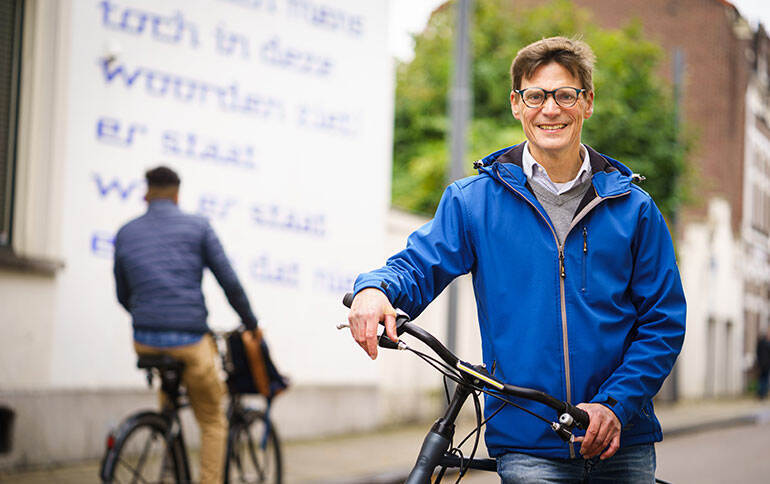 Een foto van Jan van Nunen met de fiets aan de hand